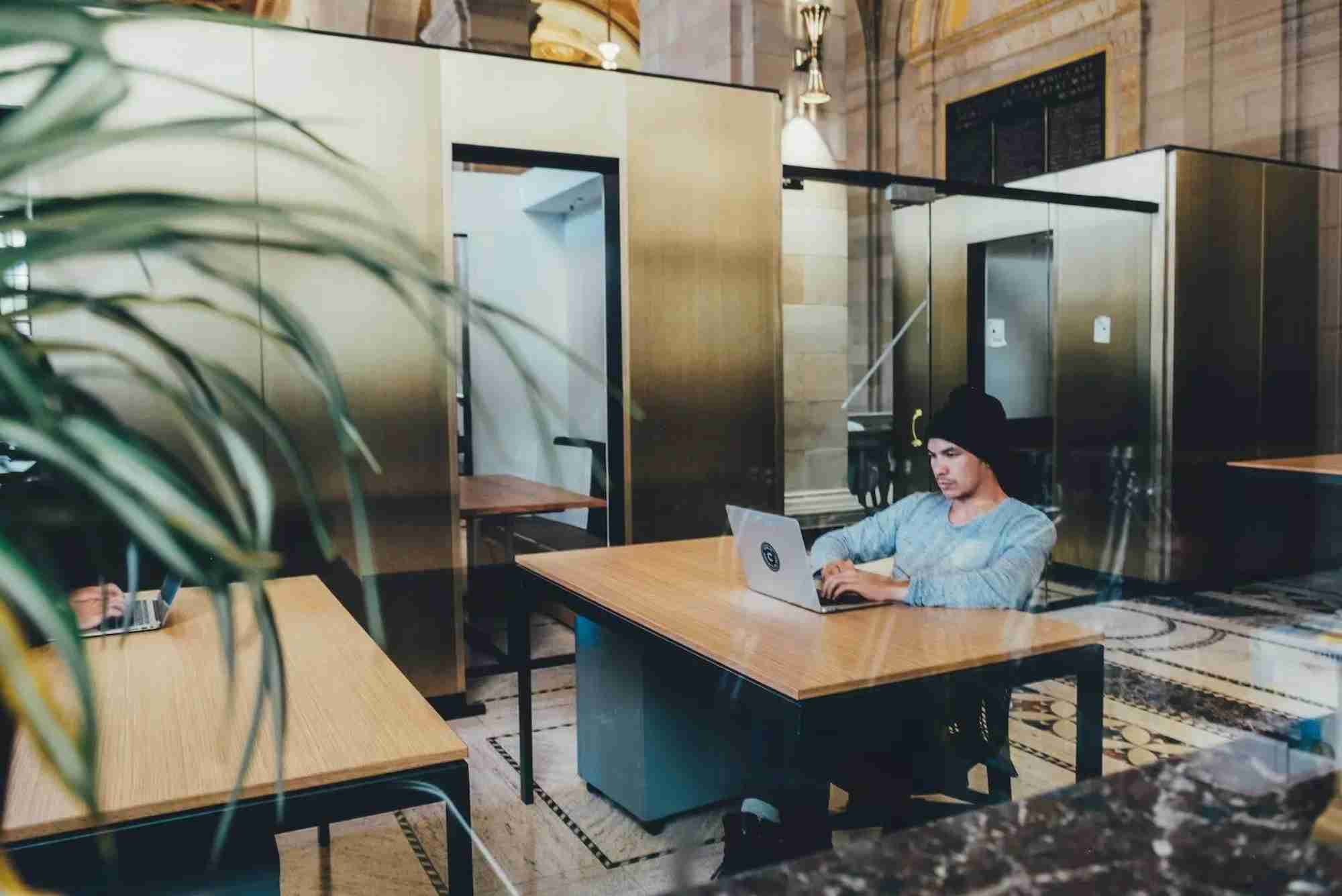 How to Find Quiet Workspaces in Busy Tourist Cities
